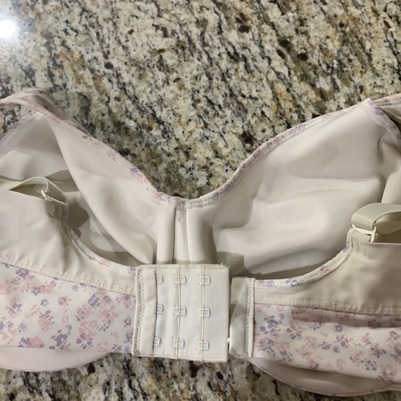 Bali size 38DD non padded underwire bra with side support panels. Under arms are - Picture 16 of 16